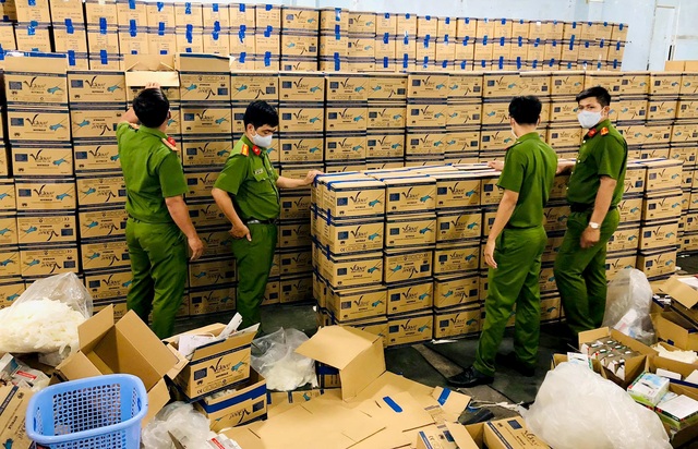Phá đường dây sản xuất găng tay y tế giả “khủng” giữa mùa dịch Covid-19 - 1