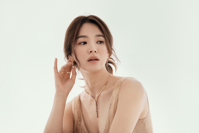 Bỏ qua ồn ào tái hợp Hyun Bin, Song Hye Kyo khoe nhan sắc quyến rũ - 8 Bỏ qua ồn ào tái hợp Hyun Bin, Song Hye Kyo khoe nhan sắc quyến rũ - 8