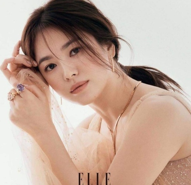 Bỏ qua ồn ào tái hợp Hyun Bin, Song Hye Kyo khoe nhan sắc quyến rũ - 7 Bỏ qua ồn ào tái hợp Hyun Bin, Song Hye Kyo khoe nhan sắc quyến rũ - 7