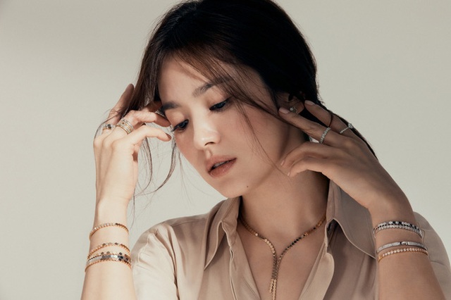 Bỏ qua ồn ào tái hợp Hyun Bin, Song Hye Kyo khoe nhan sắc quyến rũ - 4 Bỏ qua ồn ào tái hợp Hyun Bin, Song Hye Kyo khoe nhan sắc quyến rũ - 4