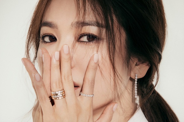 Bỏ qua ồn ào tái hợp Hyun Bin, Song Hye Kyo khoe nhan sắc quyến rũ - 3 Bỏ qua ồn ào tái hợp Hyun Bin, Song Hye Kyo khoe nhan sắc quyến rũ - 3