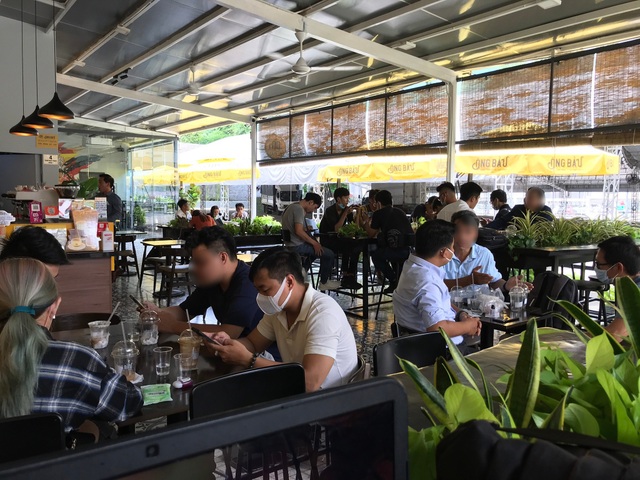 Người dân đồng loạt đeo khẩu trang trong ngày đầu xử phạt - 13 Người dân đồng loạt đeo khẩu trang trong ngày đầu xử phạt - 13