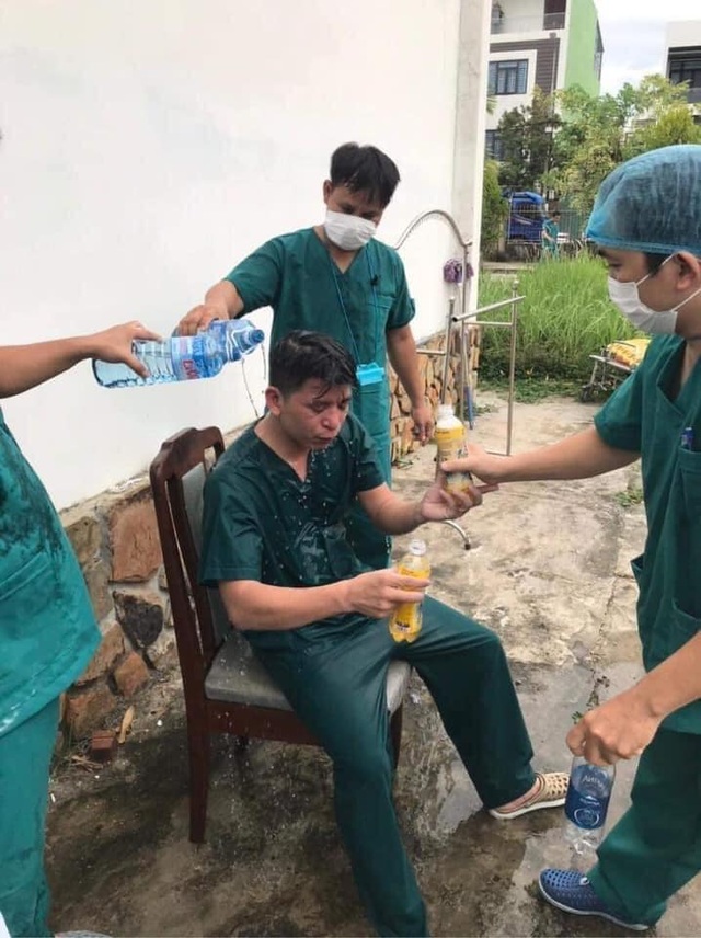 Đà Nẵng: Xúc động hình ảnh cuộc chiến chống Covid-19 của chiến sĩ áo trắng - 1 Đà Nẵng: Xúc động hình ảnh cuộc chiến chống Covid-19 của chiến sĩ áo trắng - 1