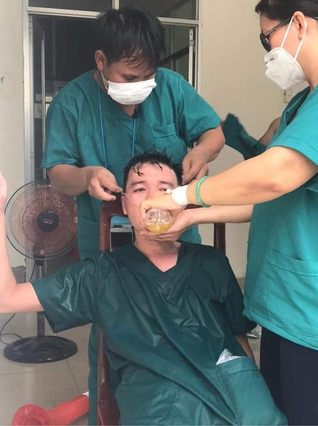 Đà Nẵng: Xúc động hình ảnh cuộc chiến chống Covid-19 của chiến sĩ áo trắng - 2 Đà Nẵng: Xúc động hình ảnh cuộc chiến chống Covid-19 của chiến sĩ áo trắng - 2