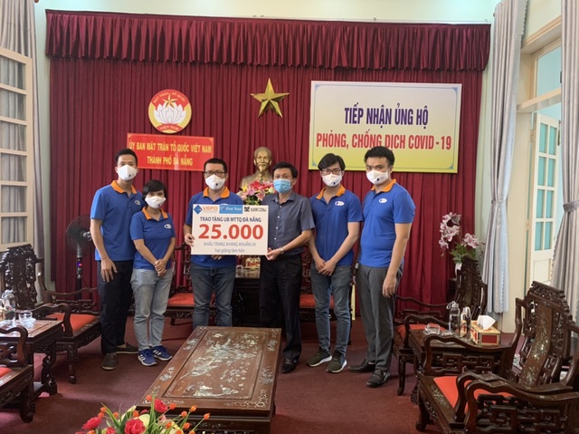 First News tặng khẩu trang, sách cho người dân Đà Nẵng - 3 First News tặng khẩu trang, sách cho người dân Đà Nẵng - 3