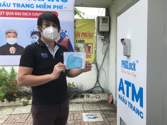 ATM khẩu trang miễn phí ở Sài Gòn - 9