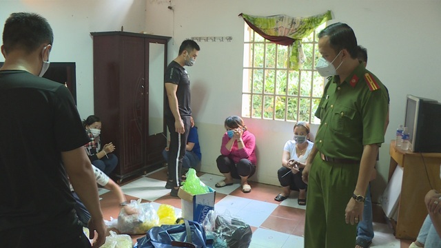 Đang cách ly xã hội, 19 đối tượng nam nữ rủ nhau vào nhà nghỉ đánh bạc - 1 Đang cách ly xã hội, 19 đối tượng nam nữ rủ nhau vào nhà nghỉ đánh bạc - 1