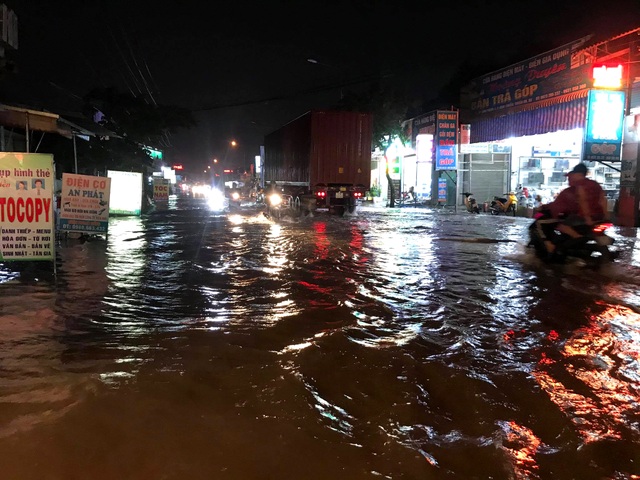 Mưa lớn kéo dài, người dân quay cuồng trong biển nước - 9 Mưa lớn kéo dài, người dân quay cuồng trong biển nước - 9
