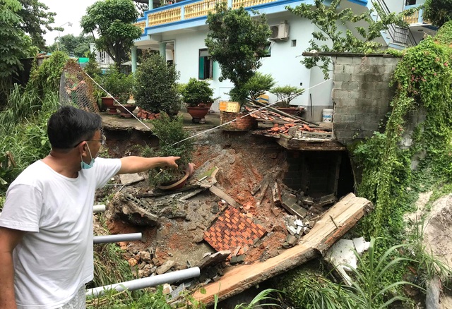 Sạt lở nghiêm trọng, hàng loạt nhà dân nguy cơ bị kéo sập xuống suối - 1 Sạt lở nghiêm trọng, hàng loạt nhà dân nguy cơ bị kéo sập xuống suối - 1