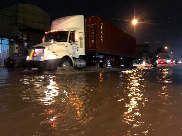 Mưa lớn kéo dài, người dân quay cuồng trong biển nước - 8 Mưa lớn kéo dài, người dân quay cuồng trong biển nước - 8