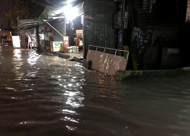 Mưa lớn kéo dài, người dân quay cuồng trong biển nước - 3 Mưa lớn kéo dài, người dân quay cuồng trong biển nước - 3