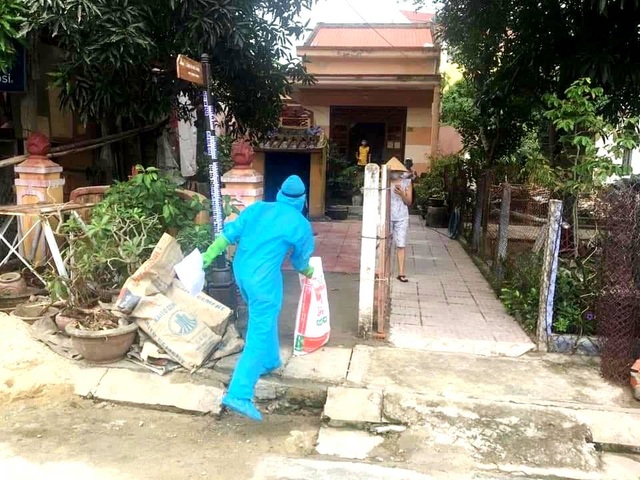 Hội An: Đi từng ngõ, gõ từng nhà, trao thực phẩm đến hộ dân cách ly - 5 Hội An: Đi từng ngõ, gõ từng nhà, trao thực phẩm đến hộ dân cách ly - 5