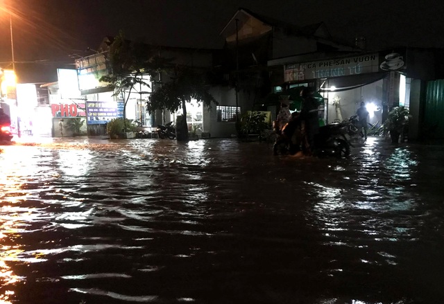 Mưa lớn kéo dài, người dân quay cuồng trong biển nước - 2 Mưa lớn kéo dài, người dân quay cuồng trong biển nước - 2