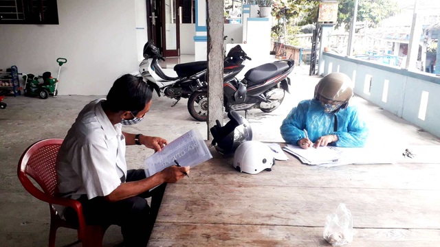 Hội An: Đi từng ngõ, gõ từng nhà, trao thực phẩm đến hộ dân cách ly - 8 Hội An: Đi từng ngõ, gõ từng nhà, trao thực phẩm đến hộ dân cách ly - 8