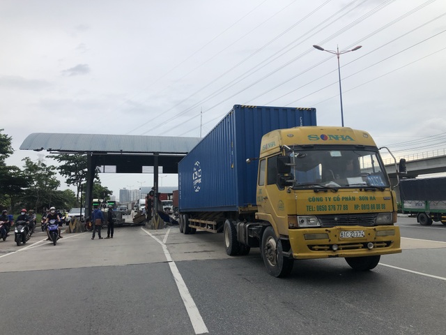 Không đóng cửa thùng hàng, xe container quật đổ cabin trạm thu phí - 1 Không đóng cửa thùng hàng, xe container quật đổ cabin trạm thu phí - 1