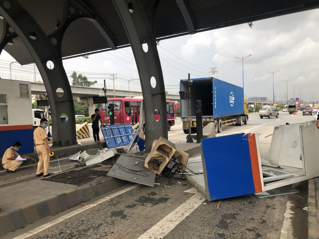 Không đóng cửa thùng hàng, xe container quật đổ cabin trạm thu phí - 2 Không đóng cửa thùng hàng, xe container quật đổ cabin trạm thu phí - 2