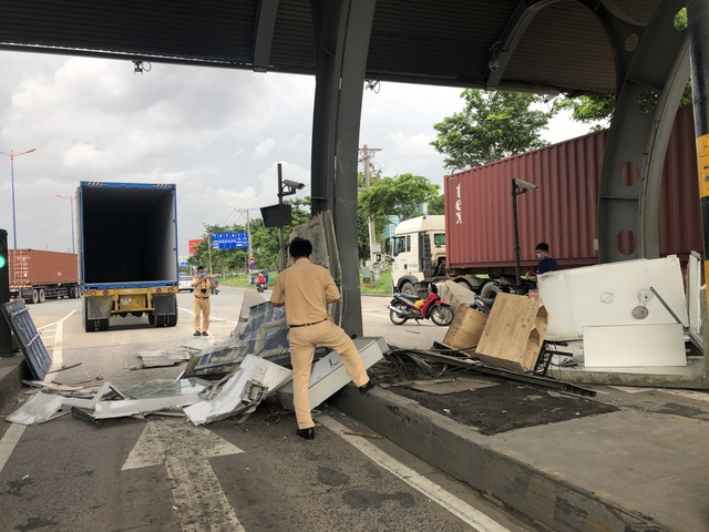 Không đóng cửa thùng hàng, xe container quật đổ cabin trạm thu phí - 5 Không đóng cửa thùng hàng, xe container quật đổ cabin trạm thu phí - 5