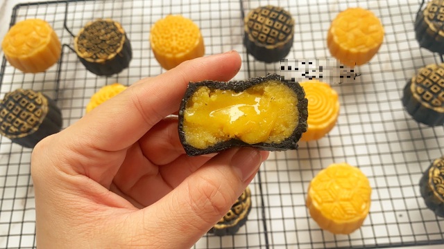 Sợ bánh Trung Quốc, chị em bỏ tiền học làm bánh trung thu trứng chảy - 4 Sợ bánh Trung Quốc, chị em bỏ tiền học làm bánh trung thu trứng chảy - 4