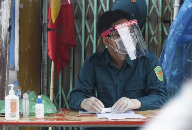 Hà Nội: Người thân tiếp tế đồ ăn vào khu cách ly Covid-19 ở Bắc Từ Liêm - 8 Hà Nội: Người thân tiếp tế đồ ăn vào khu cách ly Covid-19 ở Bắc Từ Liêm - 8