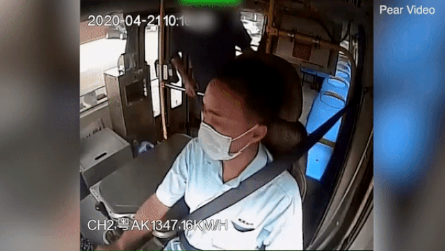 Đánh tài xế vì bị nhắc đeo khẩu trang, hành khách lĩnh án tù hơn 3 năm - 1 Đánh tài xế vì bị nhắc đeo khẩu trang, hành khách lĩnh án tù hơn 3 năm - 1