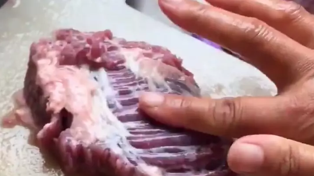 Giật mình video miếng thịt “sống dậy”, quằn quại trên thớt - 1 Giật mình video miếng thịt “sống dậy”, quằn quại trên thớt - 1