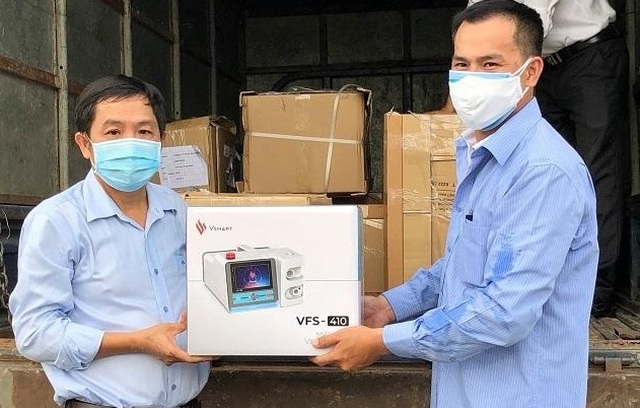 Trang thiết bị y tế đổ về “điểm nóng” Covid-19 ủng hộ tuyến đầu chống dịch - 3 Trang thiết bị y tế đổ về “điểm nóng” Covid-19 ủng hộ tuyến đầu chống dịch - 3