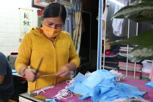 May 1 vạn khẩu trang tặng người khó khăn để phòng chống dịch - 4 May 1 vạn khẩu trang tặng người khó khăn để phòng chống dịch - 4