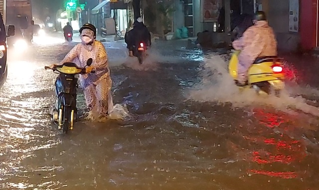 Mưa lớn kéo dài, TPHCM ngập khắp nơi - 1