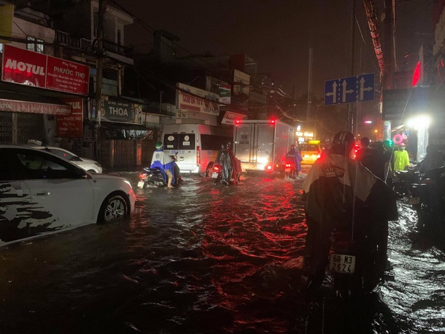 Mưa tối trời, Sài Gòn ngập nặng, kẹt xe đến tận nửa đêm - 15 Mưa tối trời, Sài Gòn ngập nặng, kẹt xe đến tận nửa đêm - 15