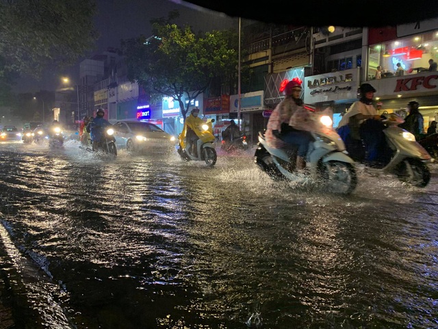 Mưa tối trời, Sài Gòn ngập nặng, kẹt xe đến tận nửa đêm - 9 Mưa tối trời, Sài Gòn ngập nặng, kẹt xe đến tận nửa đêm - 9