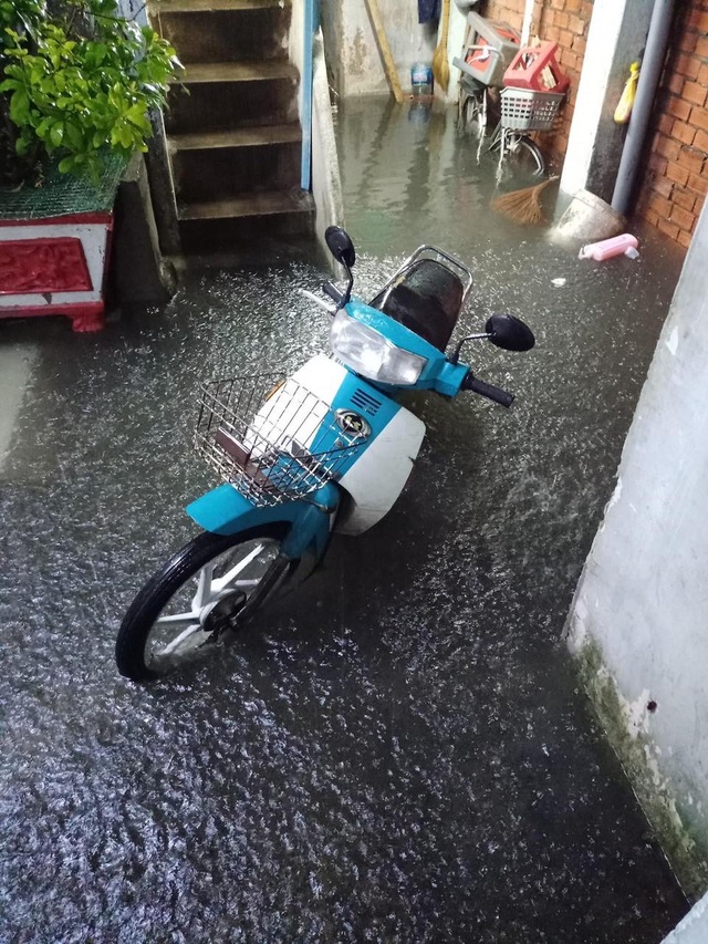 Mưa tối trời, Sài Gòn ngập nặng, kẹt xe đến tận nửa đêm - 11 Mưa tối trời, Sài Gòn ngập nặng, kẹt xe đến tận nửa đêm - 11