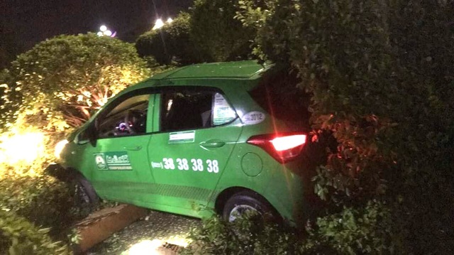 Lừa tài xế taxi vào đoạn đường vắng, khống chế cướp tài sản - 1 Lừa tài xế taxi vào đoạn đường vắng, khống chế cướp tài sản - 1