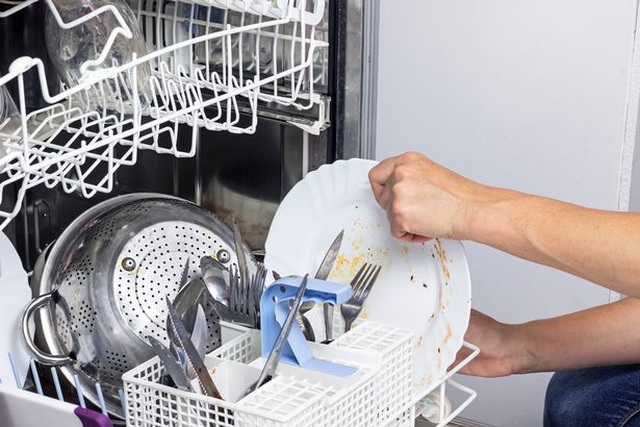 Tráng bát đĩa trước khi cho vào máy rửa bát sẽ làm bát đĩa bẩn hơn - 2 Tráng bát đĩa trước khi cho vào máy rửa bát sẽ làm bát đĩa bẩn hơn - 2