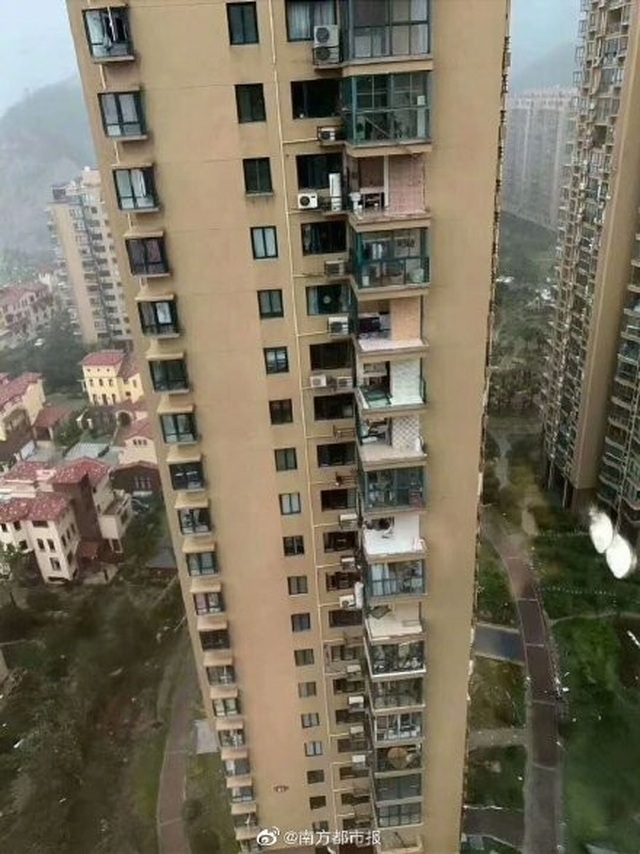 Chung cư cao cấp ở Trung Quốc bị bão thổi bay ban công, máy giặt - 3 Chung cư cao cấp ở Trung Quốc bị bão thổi bay ban công, máy giặt - 3