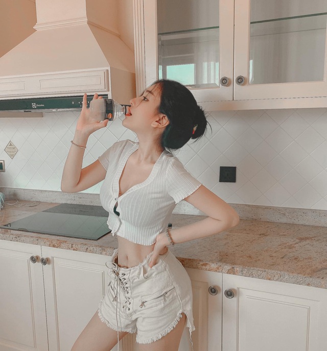 Vóc dáng nảy nở và vòng eo siêu thực của hot girl sở hữu follower khủng - 9 Vóc dáng nảy nở và vòng eo siêu thực của hot girl sở hữu follower khủng - 9