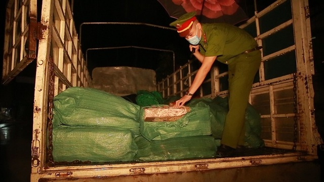 Lào Cai: Bắt giữ ô tô vận chuyển 2,8 tấn chân gà giáp biên giới Trung Quốc - 1 Lào Cai: Bắt giữ ô tô vận chuyển 2,8 tấn chân gà giáp biên giới Trung Quốc - 1