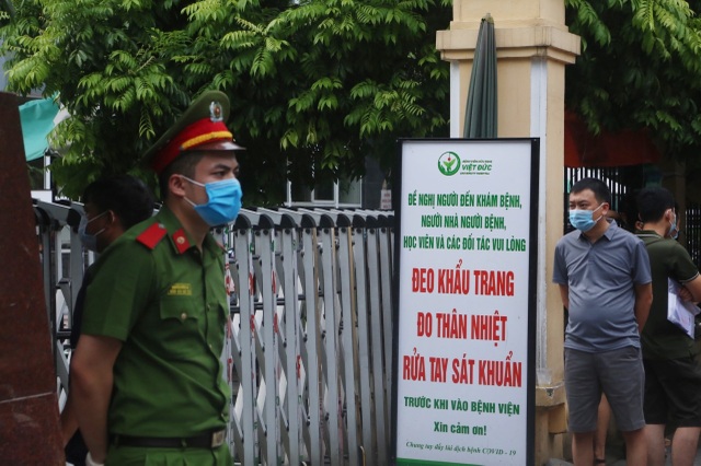 Ngày đầu tái xử phạt không đeo khẩu trang, Công an Hà Nội chỉ nhắc nhở - 2 Ngày đầu tái xử phạt không đeo khẩu trang, Công an Hà Nội chỉ nhắc nhở - 2
