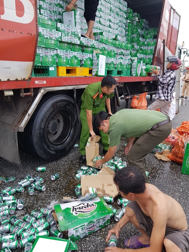 Người dân, công an giúp tài xế xe tải gom nhặt hàng trăm két bia bị rơi - 3 Người dân, công an giúp tài xế xe tải gom nhặt hàng trăm két bia bị rơi - 3