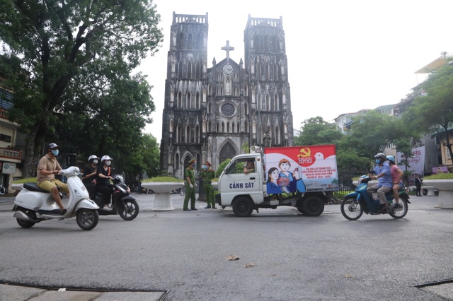 Ngày đầu tái xử phạt không đeo khẩu trang, Công an Hà Nội chỉ nhắc nhở - 3 Ngày đầu tái xử phạt không đeo khẩu trang, Công an Hà Nội chỉ nhắc nhở - 3