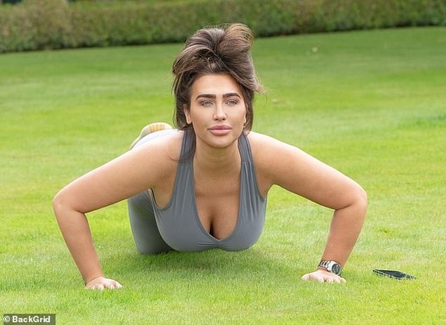 Lauren Goodger gợi cảm tập thể dục trong công viên - 3 Lauren Goodger gợi cảm tập thể dục trong công viên - 3