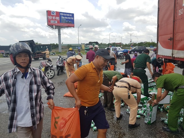 Người dân, công an giúp tài xế xe tải gom nhặt hàng trăm két bia bị rơi - 2 Người dân, công an giúp tài xế xe tải gom nhặt hàng trăm két bia bị rơi - 2