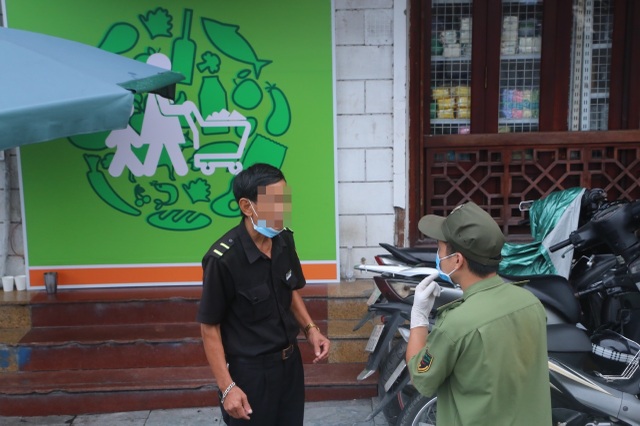 Ngày đầu tái xử phạt không đeo khẩu trang, Công an Hà Nội chỉ nhắc nhở - 7 Ngày đầu tái xử phạt không đeo khẩu trang, Công an Hà Nội chỉ nhắc nhở - 7