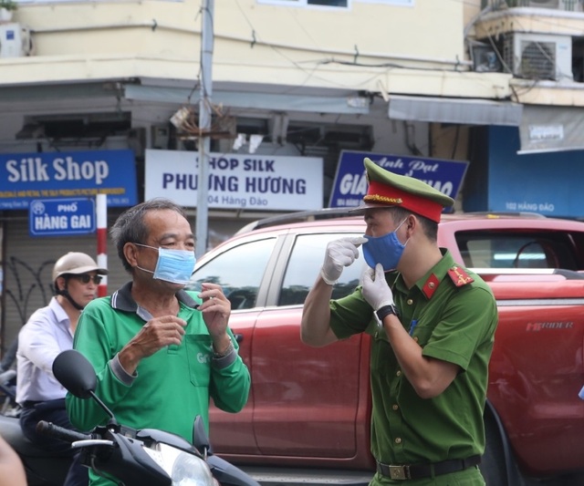 Ngày đầu tái xử phạt không đeo khẩu trang, Công an Hà Nội chỉ nhắc nhở - 8 Ngày đầu tái xử phạt không đeo khẩu trang, Công an Hà Nội chỉ nhắc nhở - 8