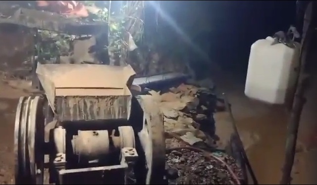 Đột kích mỏ vàng trong đêm, bắt giữ 2 nhóm đối tượng khai thác trái phép - 3 Đột kích mỏ vàng trong đêm, bắt giữ 2 nhóm đối tượng khai thác trái phép - 3