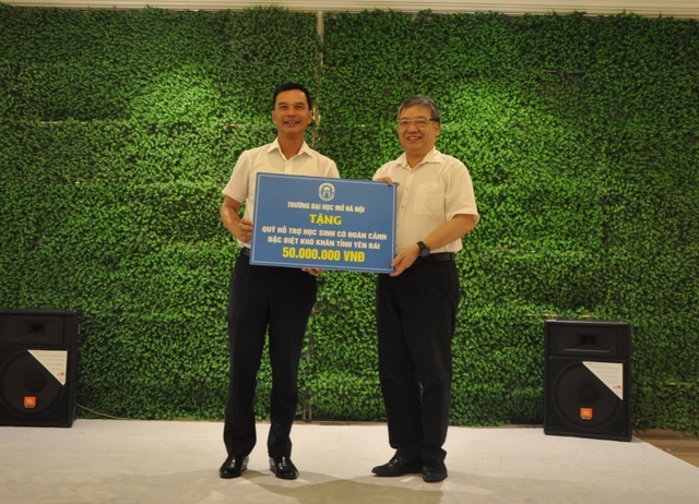 Hàng trăm giảng viên tỏa về các tỉnh làm nhiệm vụ trong thi tốt nghiệp THPT - 2 Hàng trăm giảng viên tỏa về các tỉnh làm nhiệm vụ trong thi tốt nghiệp THPT - 2