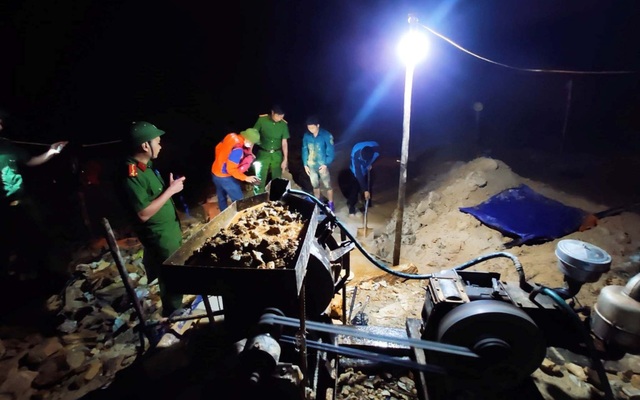 Đột kích mỏ vàng trong đêm, bắt giữ 2 nhóm đối tượng khai thác trái phép - 2 Đột kích mỏ vàng trong đêm, bắt giữ 2 nhóm đối tượng khai thác trái phép - 2
