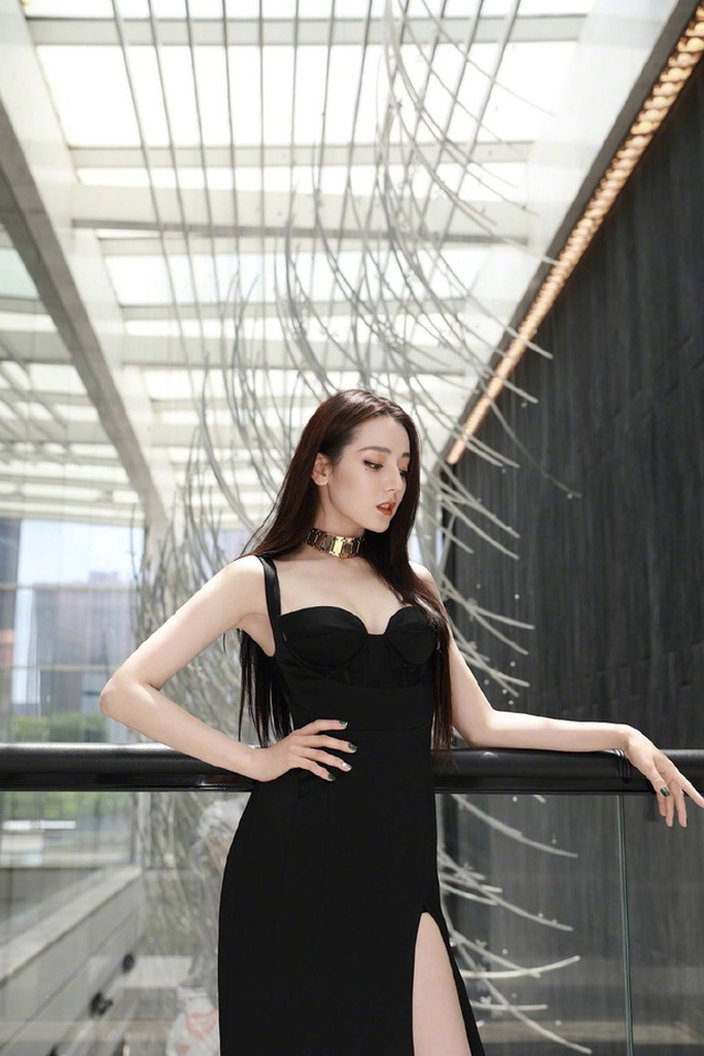 Địch Lệ Nhiệt Ba xấu “lạ” vì lỗi trang điểm - 9 Địch Lệ Nhiệt Ba xấu “lạ” vì lỗi trang điểm - 9