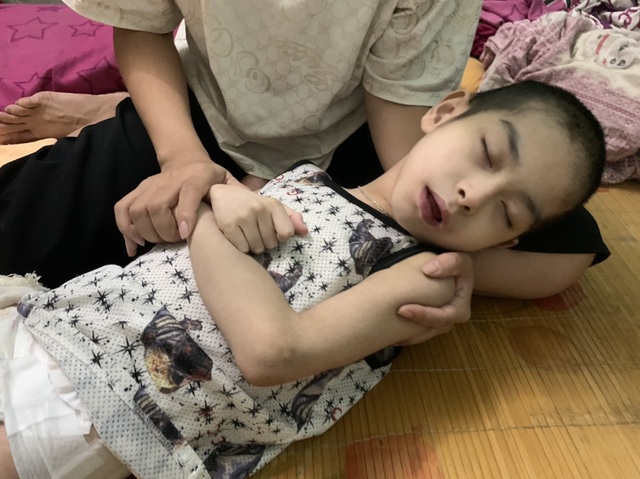 Cậu bé chưa một lần gọi tiếng “Mẹ ơi” được giúp đỡ hơn 123 triệu đồng - 2 Cậu bé chưa một lần gọi tiếng “Mẹ ơi” được giúp đỡ hơn 123 triệu đồng - 2