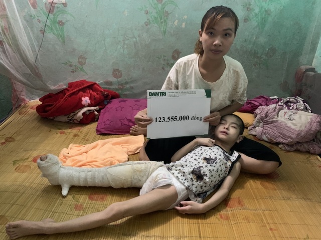 Cậu bé chưa một lần gọi tiếng “Mẹ ơi” được giúp đỡ hơn 123 triệu đồng - 1 Cậu bé chưa một lần gọi tiếng “Mẹ ơi” được giúp đỡ hơn 123 triệu đồng - 1