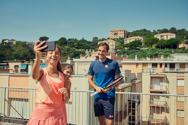 Chơi tennis kiểu cách ly mùa dịch, hai cô gái bất ngờ được Federer ghé thăm - 2 Chơi tennis kiểu cách ly mùa dịch, hai cô gái bất ngờ được Federer ghé thăm - 2
